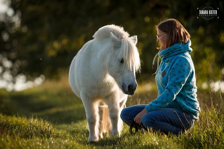 Steffi mit Bommel kniend